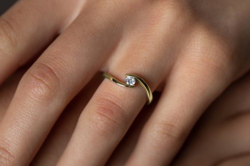 Minimalistický zásnubní prsten Freya s diamantem
