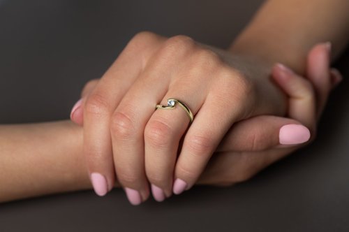 Minimalistický zásnubní prsten Freya s diamantem